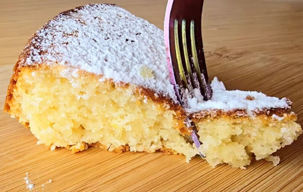 Acest tort îmi este foarte drag, îmi amintește de copilărie și îl fac încă des: este foarte pufos!