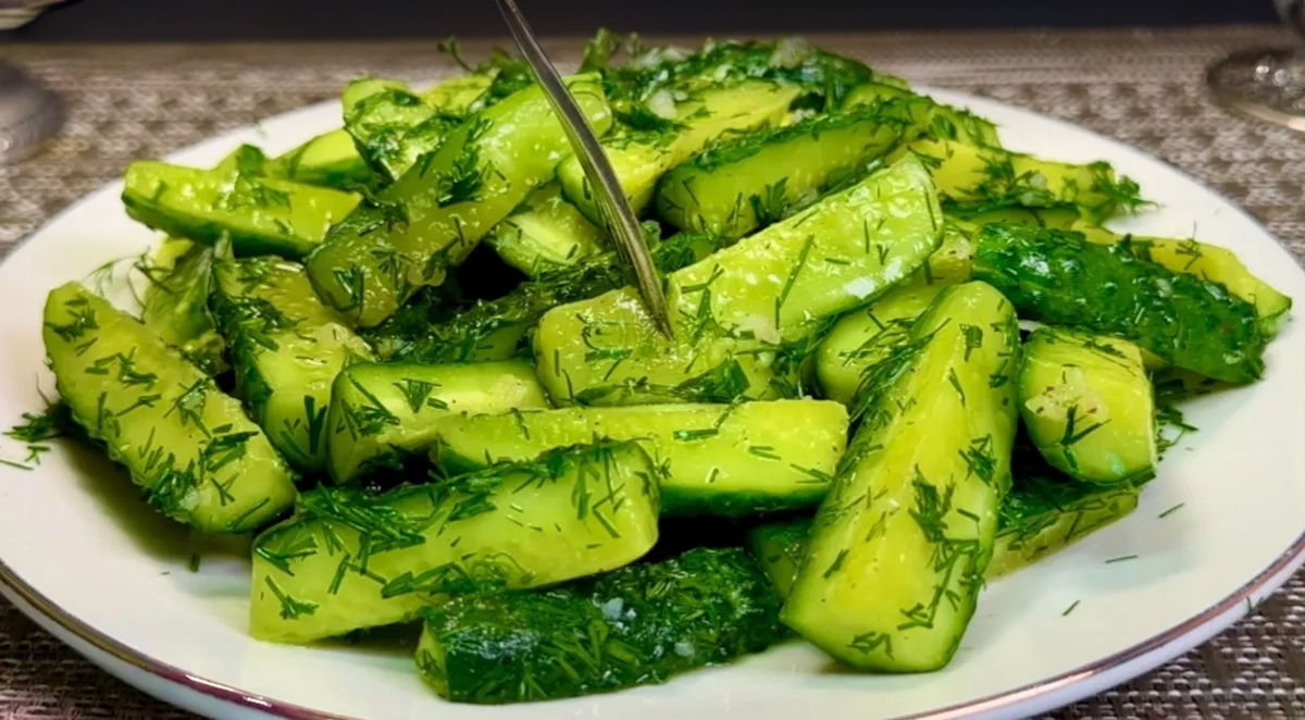 Castraveți crocanți în 5 minute: Cel mai bun salată de castraveți pentru carnea la grătar