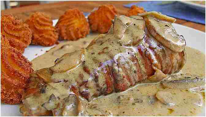 Șnițel înmanturat în slănină cu ciuperci