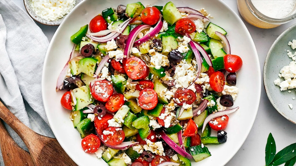 Răcorire delicioasă vara aceasta: Salată grecească simplă!