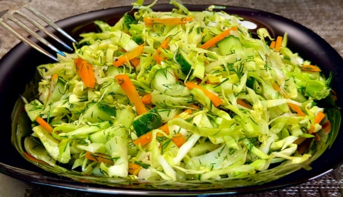 Proaspătă salată de varză cu morcov: bombă crocantă de vitamine, ușor de preparat