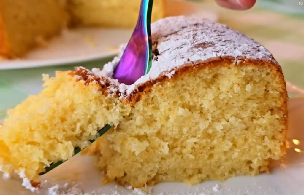 Un tort moale de mic dejun, de care nu m-aș sătura niciodată să mă bucur chiar după ce mă trezesc: are gust de portocală, așa cum îmi place mie!