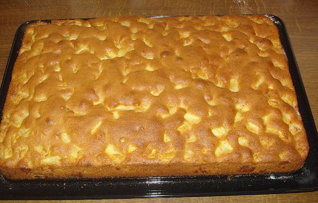 Prăjitură rapidă cu mere la tavă