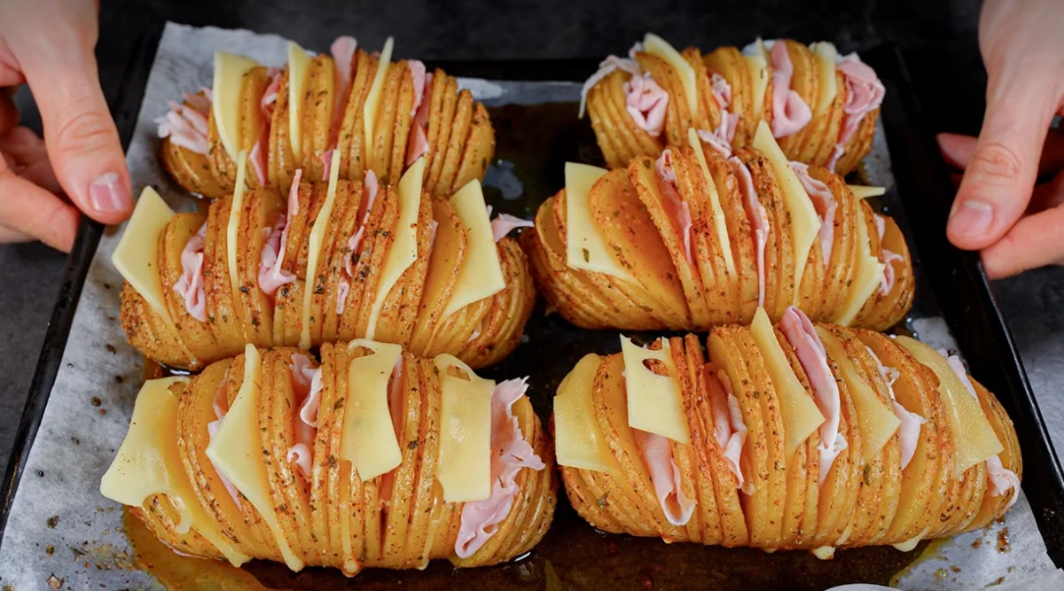 Cartofi copți cu șuncă și brânză: Uimiți-vă oaspeții cu această rețetă rapidă și simplă de cartofi!