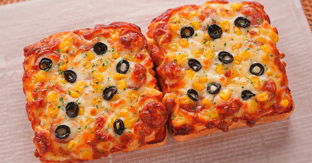 Cel mai bun toast cu pizza ca din fast-food-ul preferat: gata în câteva minute și cu un gust divin! (REȚETĂ)