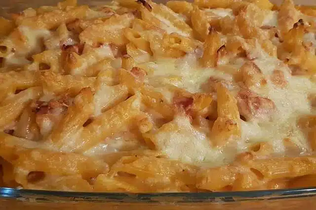 Rețetă Nudelauflauf „Hawaii”: Paste cu brânză, șuncă, ananas și cimbru