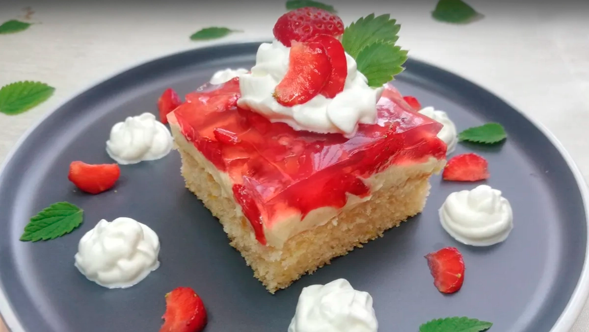 Prăjitură fantastică cu fructe, căpșuni și budincă: Rețetă simplă pentru un desert fabulos cu căpșuni