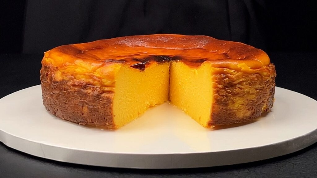 Astăzi vă duc în Spania și vă las să gustați acest cheesecake basc, celebrul tort ars: Este delicios!