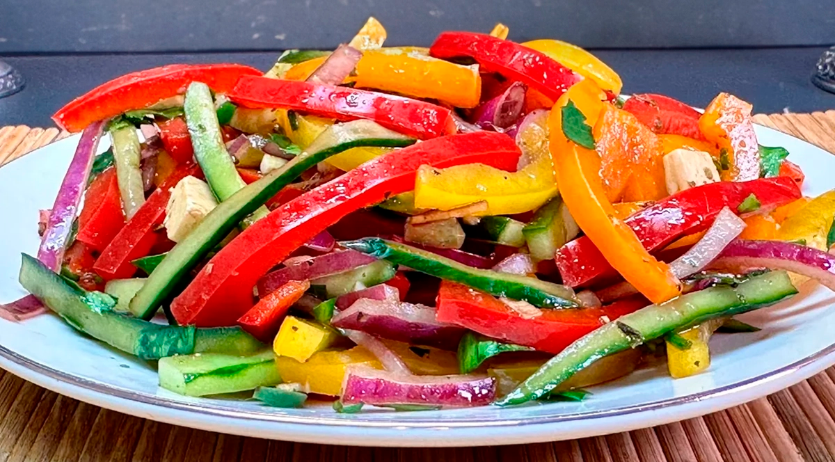 Salată de legume cu brânză feta care te ajută să slăbești pe loc! Curăță vasele de sânge și arde grăsimile!