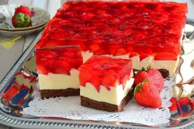 Tort cu căpșuni și cremă de mascarpone