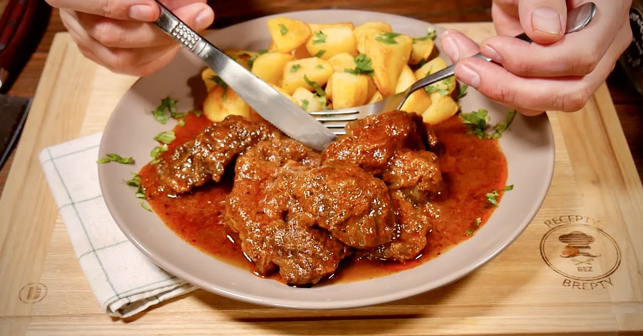 REȚETĂ TOP: Carne de vită fiartă încet cu sos divin și cartofi crocanți!