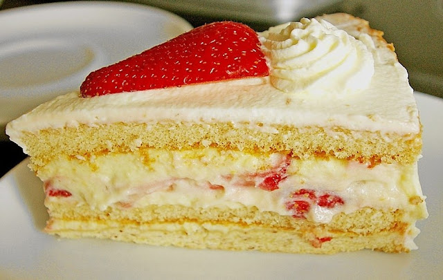 Tort de căpșuni cu cremă fină de iaurt