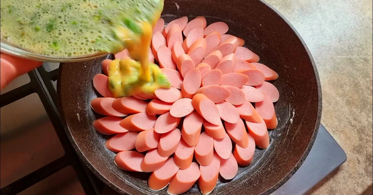 Omletă cu cârnați și cașcaval: Această REȚETĂ pentru o cină rapidă este un HIT!