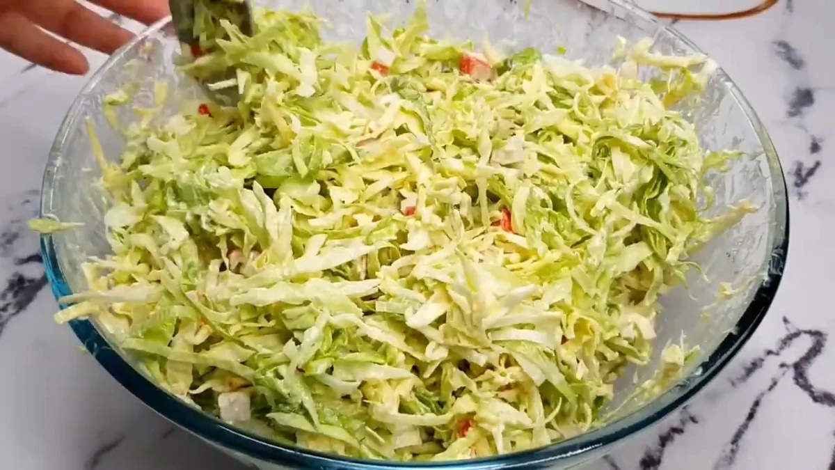 Cel mai bun SALATĂ DE VARZĂ cu bețe de crab: REȚETĂ pentru o cină ușoară!