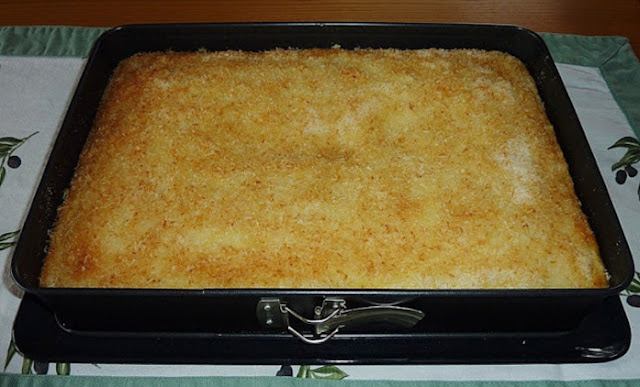 Prăjitură cu lapte bătut și fulgi de cocos