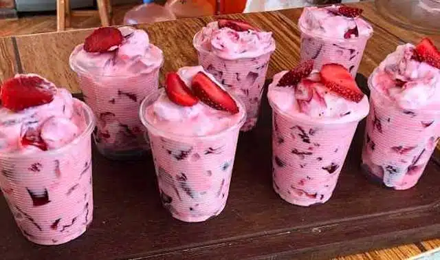 Desert de căpșuni cu iaurt – rețetă gata în câteva minute!