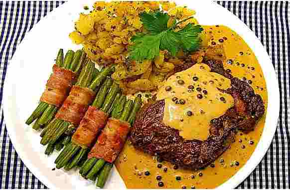 File de vită cu sos cremos de piper verde