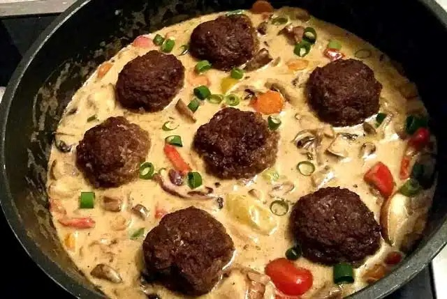 Chifteluțe în sos cremă de legume cu orez rețetă