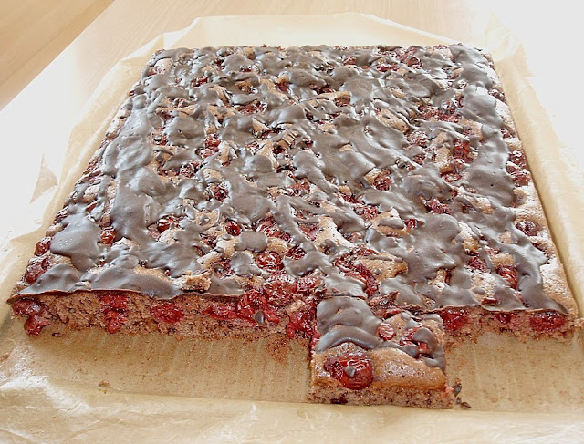 Prăjitură rapidă cu ciocolată și cireșe la tavă