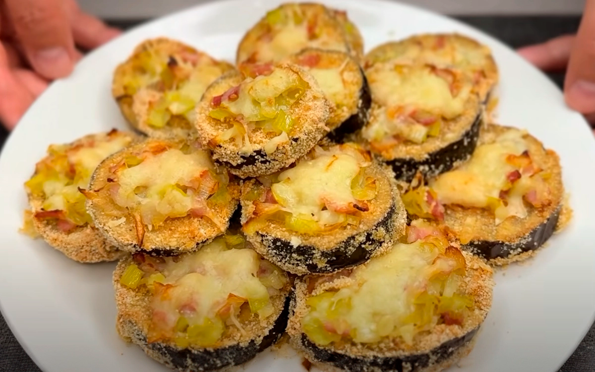 Vinete crocante la cuptor cu brânză, bacon și praz: Rețetă simplă fără prăjire