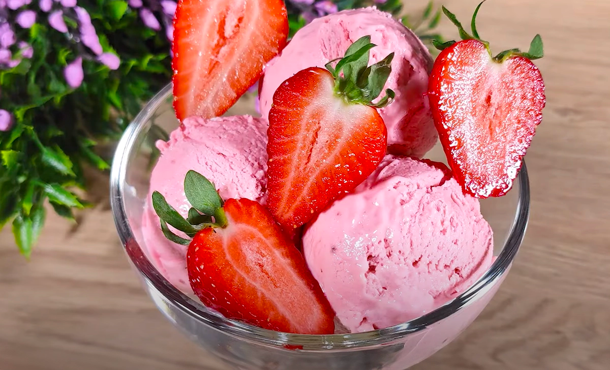 Cea mai gustoasă rețetă de înghețată de căpșuni de casă! Rapidă și simplă!