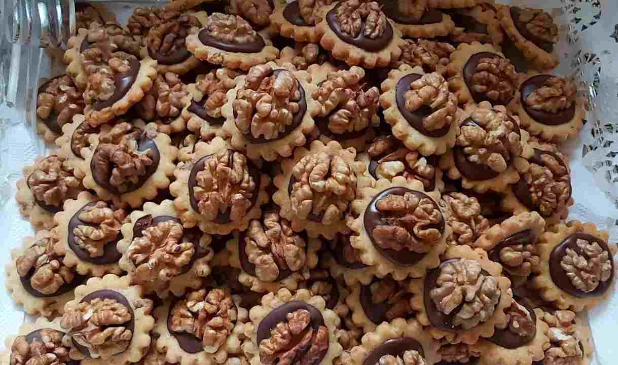 Prajiturele Ischler cu umplutură de nucă