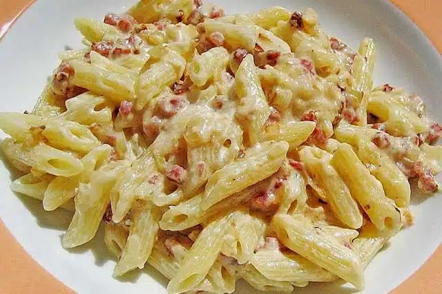 Rețetă de paste cu șuncă și smântână fermentată