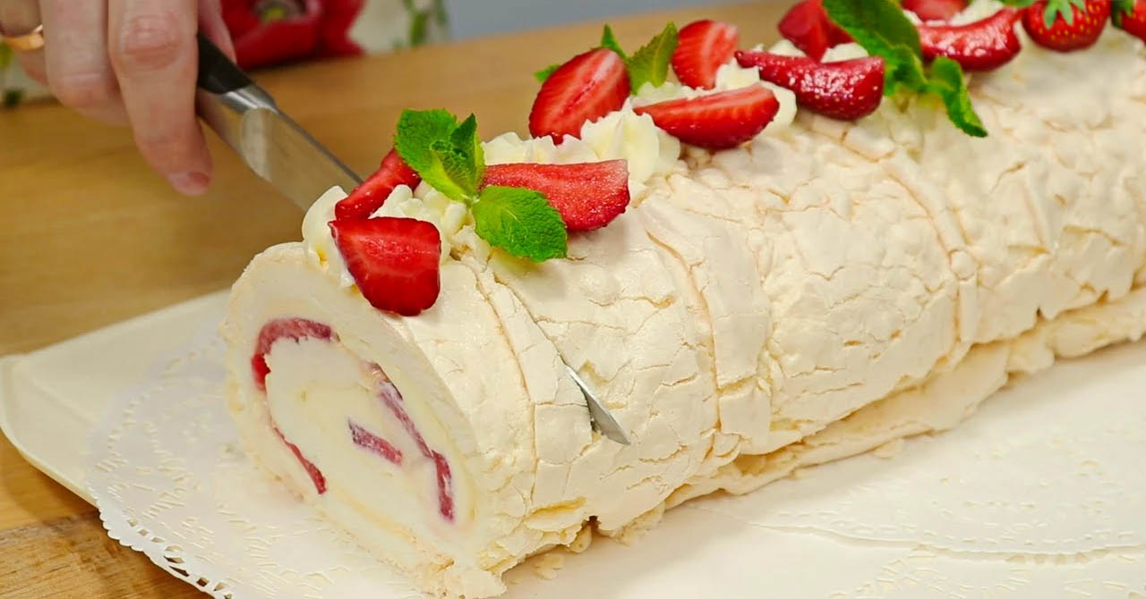 Cea mai bună ruladă Pavlova cu CĂPȘUNE: REȚETĂ pentru un desert divin și cremos!