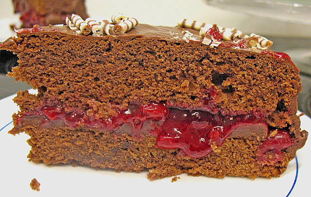 Tort de ciocolată cu cremă de budincă și umplutură de cireșe