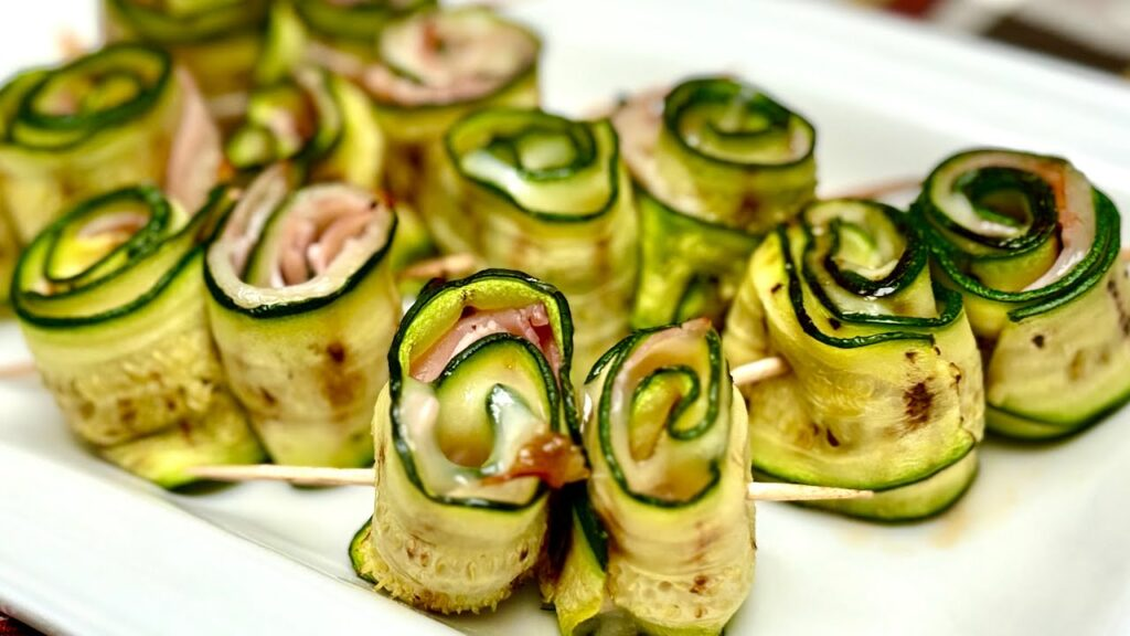 Ieri seară nu am avut chef să mănânc prea mult, așa că am făcut aceste rulate ușoare și hrănitoare de dovlecei: doar 180 kcal!