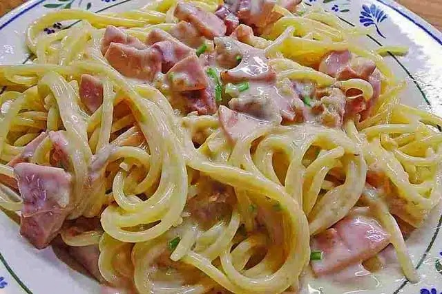 Spaghete cu sos de smântână și șuncă – Rețetă