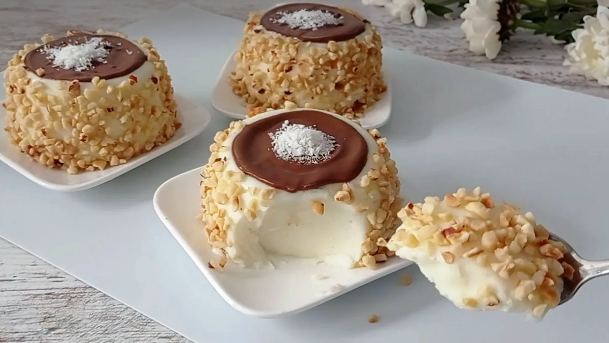 Capace de budincă cremoasă irezistibilă cu ciocolată: Desert rapid și simplu