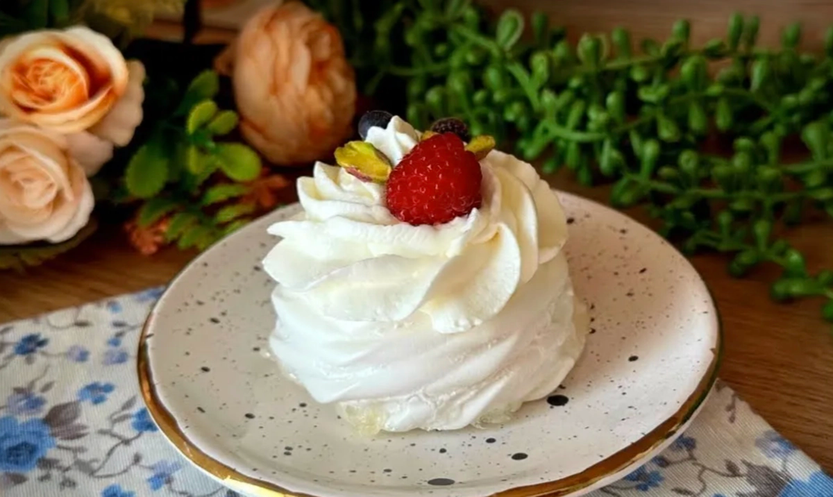 Mini prăjituri Pavlova irezistibile cu cremă de lămâie și fructe: Rețeta mea simplă de casă!