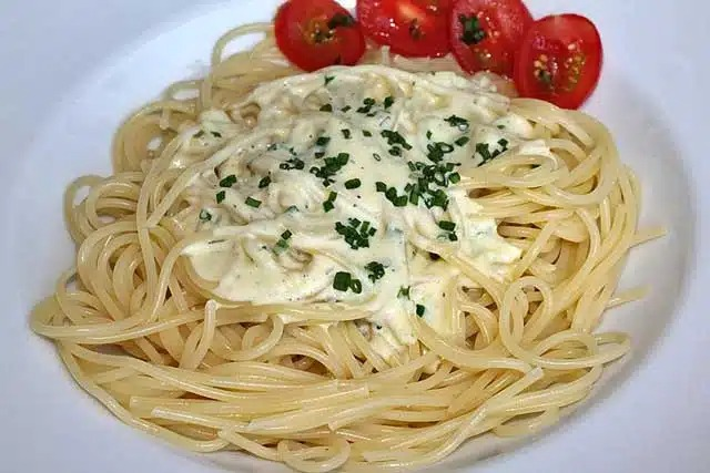 Spaghete cu sos de usturoi și brânză – Rețetă