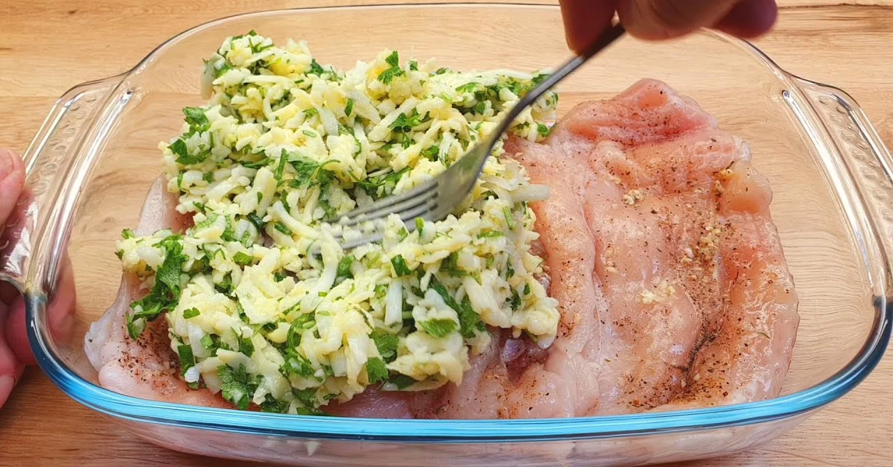 REȚETA TOP: Pui la cuptor cu brânză și ierburi – simplu și delicios!