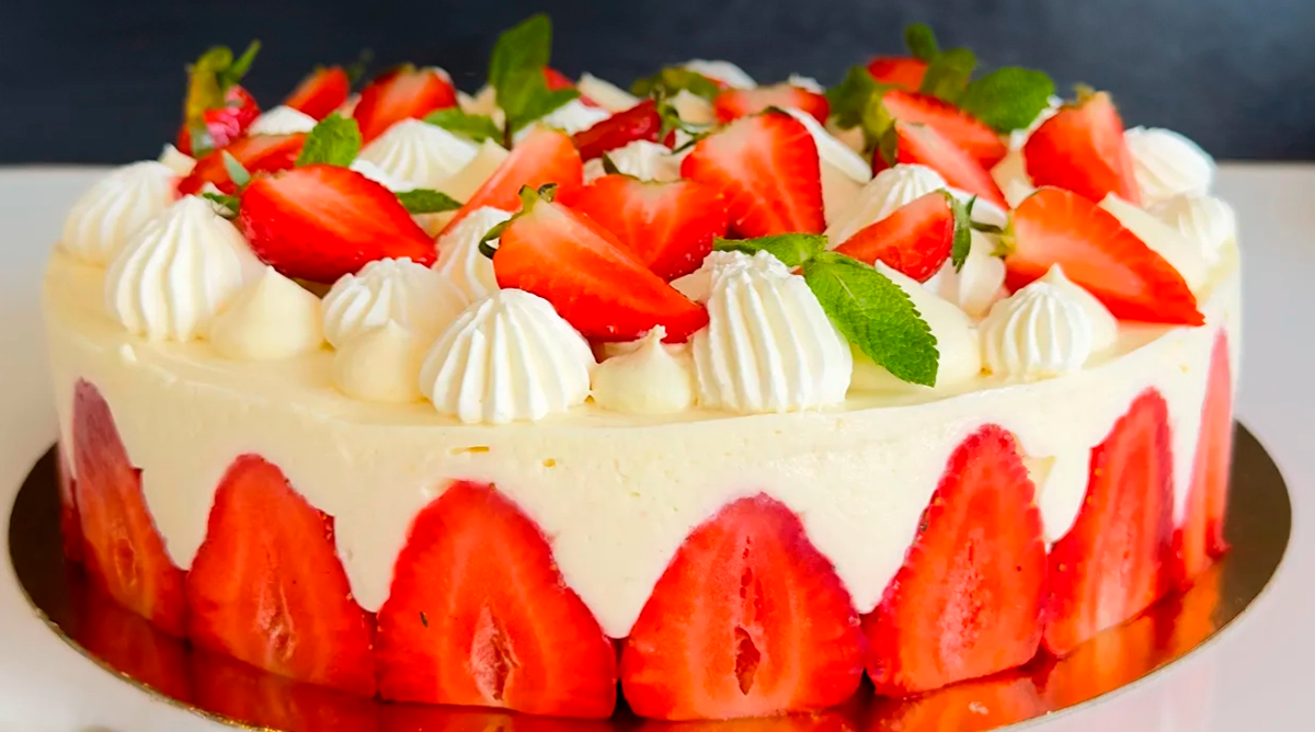Tort Diplomat de căpșuni excelent: ușor și ideal chiar și pentru sărbători