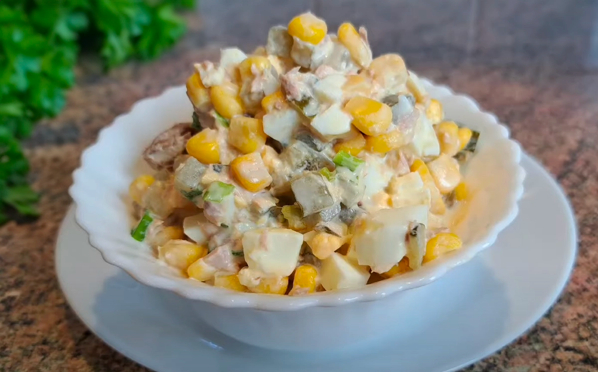 Salată rapidă și delicioasă de ton cu ou și porumb: gata în 5 minute!