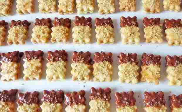 Nussstangerln se traduit en roumain par „Bezele cu nucă”.