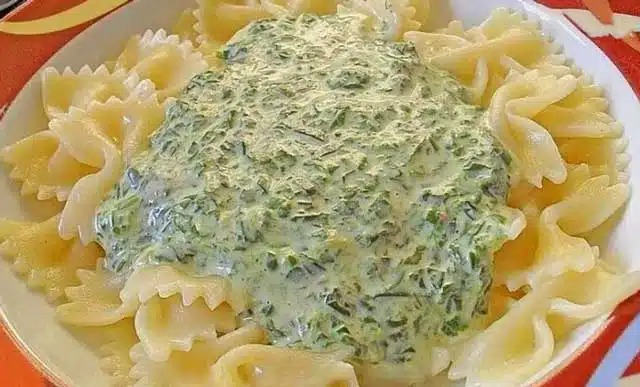 Rețetă sos cu spanac și cremă de brânză, gata în cel mai scurt timp!