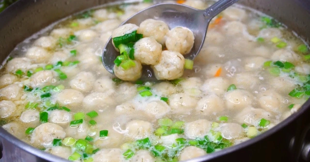 Ciorbă de casă cu găluște din aluat crud: Această REȚETĂ este o încântare pentru papile!