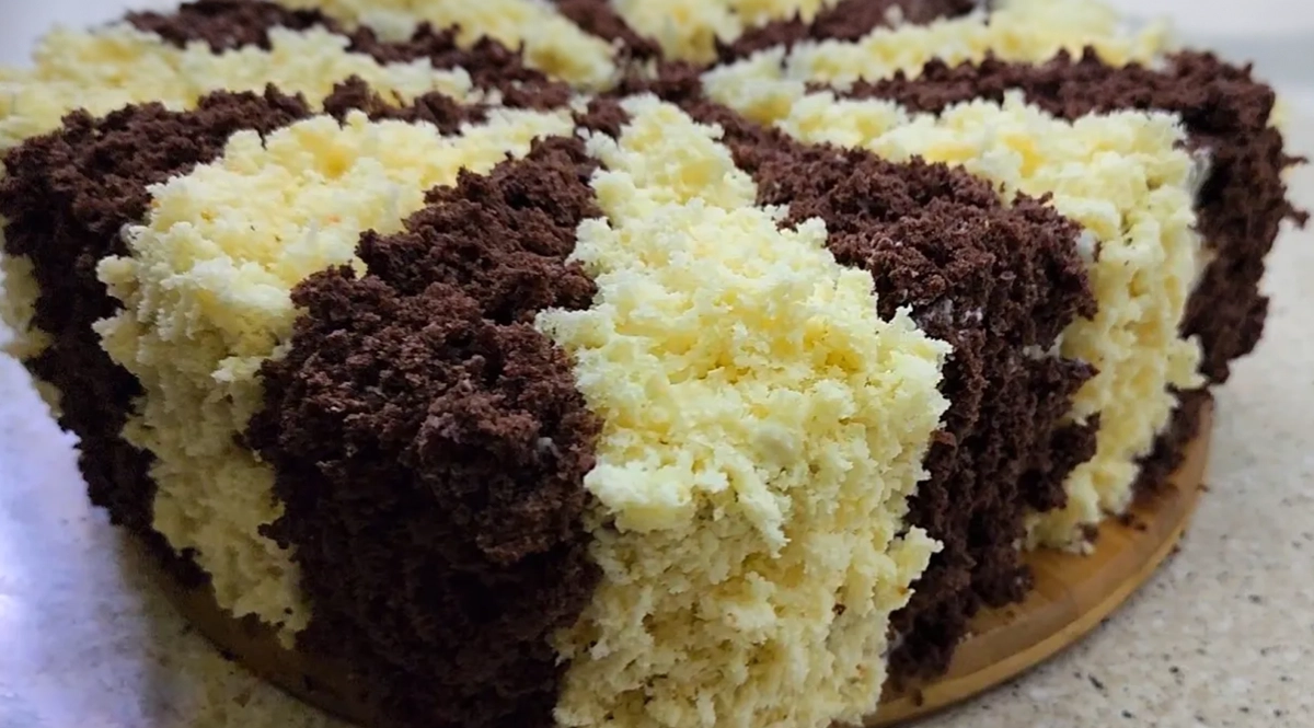 Coroana Regală: Rețetă simplă pentru desert bicolor cu cremă de smântână