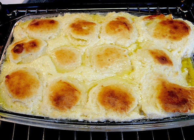 Quark Rohrnudeln se traduirait en roumain par « Tuburi cu brânză de vaci ».