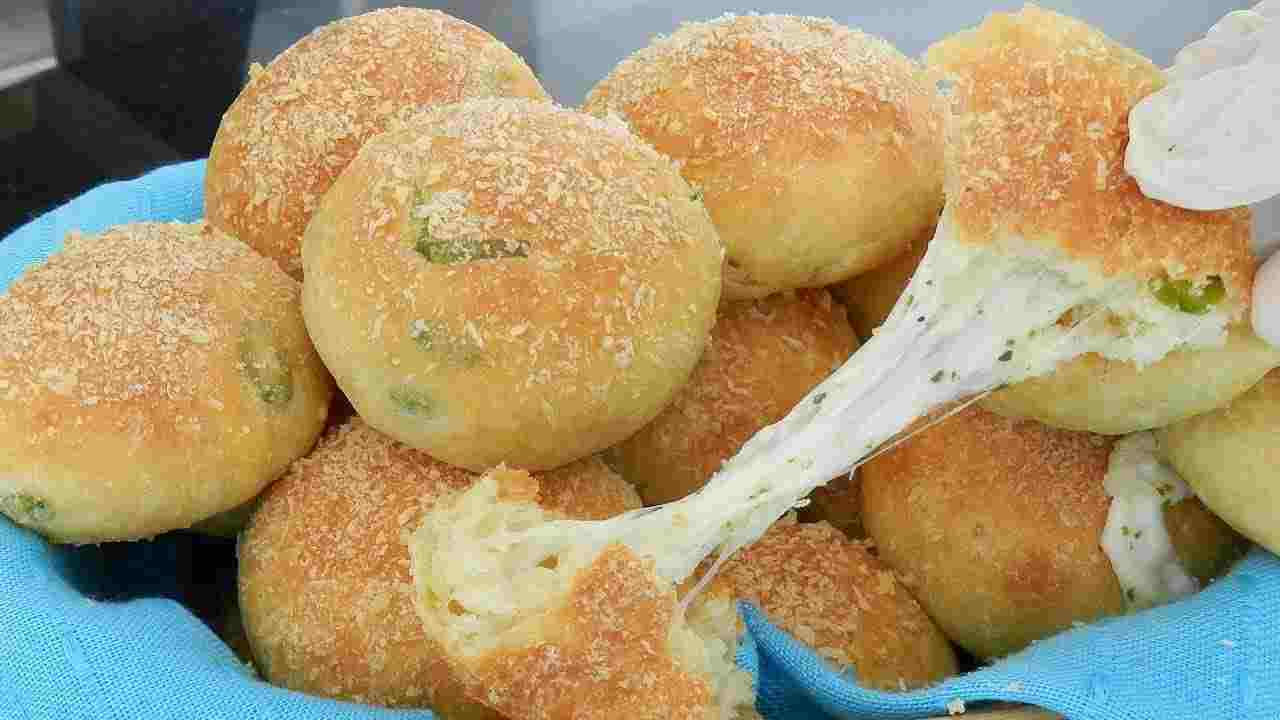 Chifle cu usturoi mega delicioase umplute cu brânză Mozzarella!