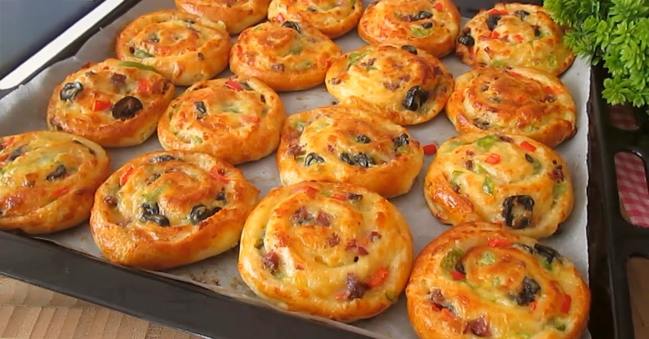 Cele mai bune RULOURI SĂRATE din aluat dospit: REȚETĂ pentru aperitive pizza!