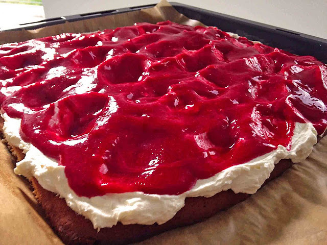 Prăjitură cu zmeură (cremoasă – prăjitură fructată la tavă)