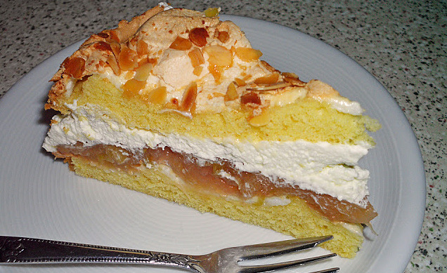 Tort cu spumă de zăpadă și rubarbă