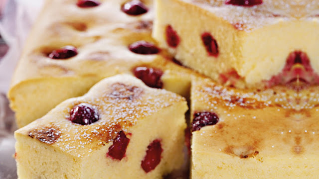 Tort cu cireșe la tavă