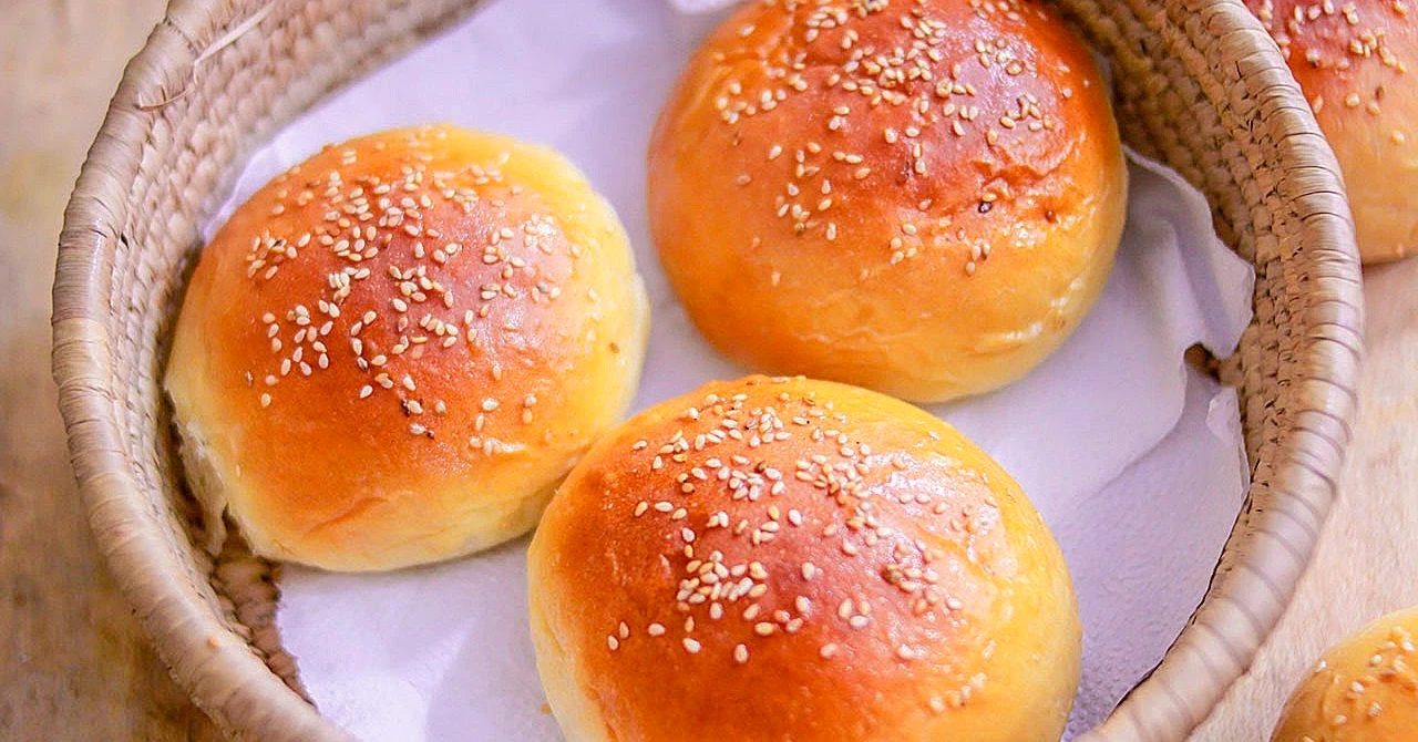 Chifle moiate pentru burgeri: Rețetă simplă de pâine de casă pe care o vei îndrăgi!