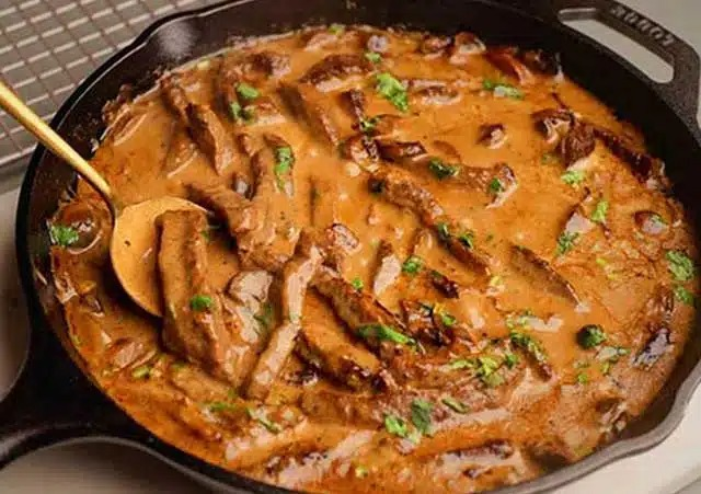 Boeuf Stroganoff este delicios Rețetă