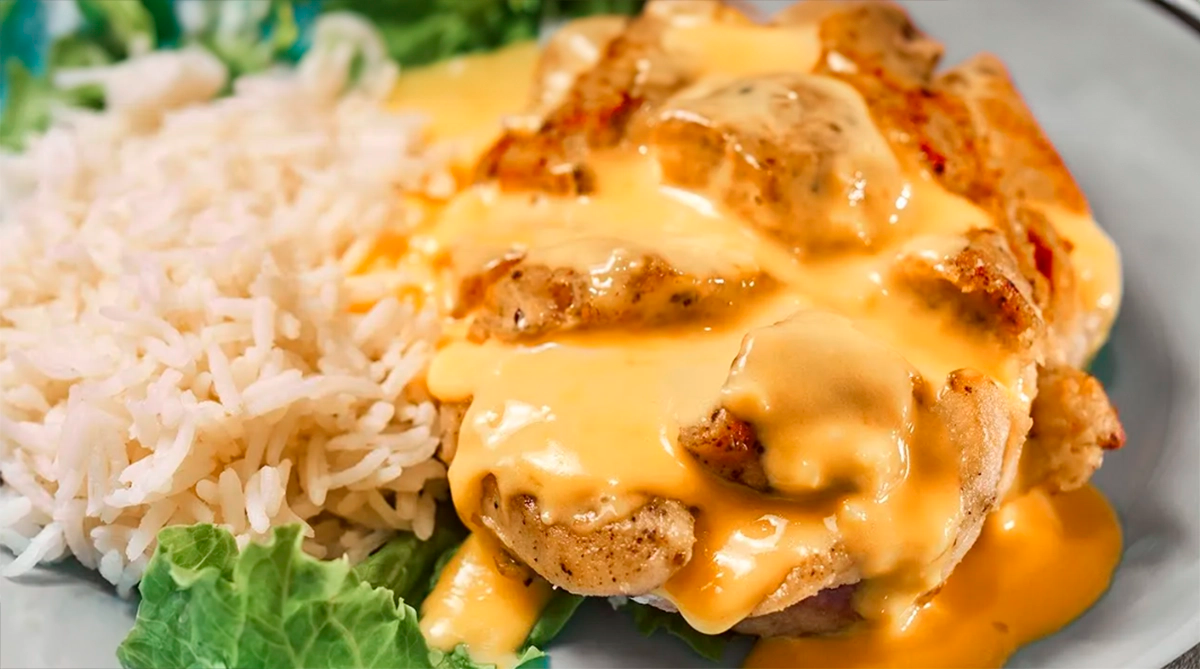 Piept de pui suculent în sos de brânză: Prânz sau cină gata în 30 de minute!